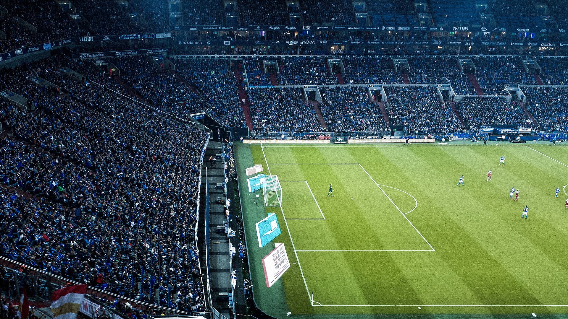 爱游戏体育-C罗赠球迷签名球引发热烈反响，c罗的签字