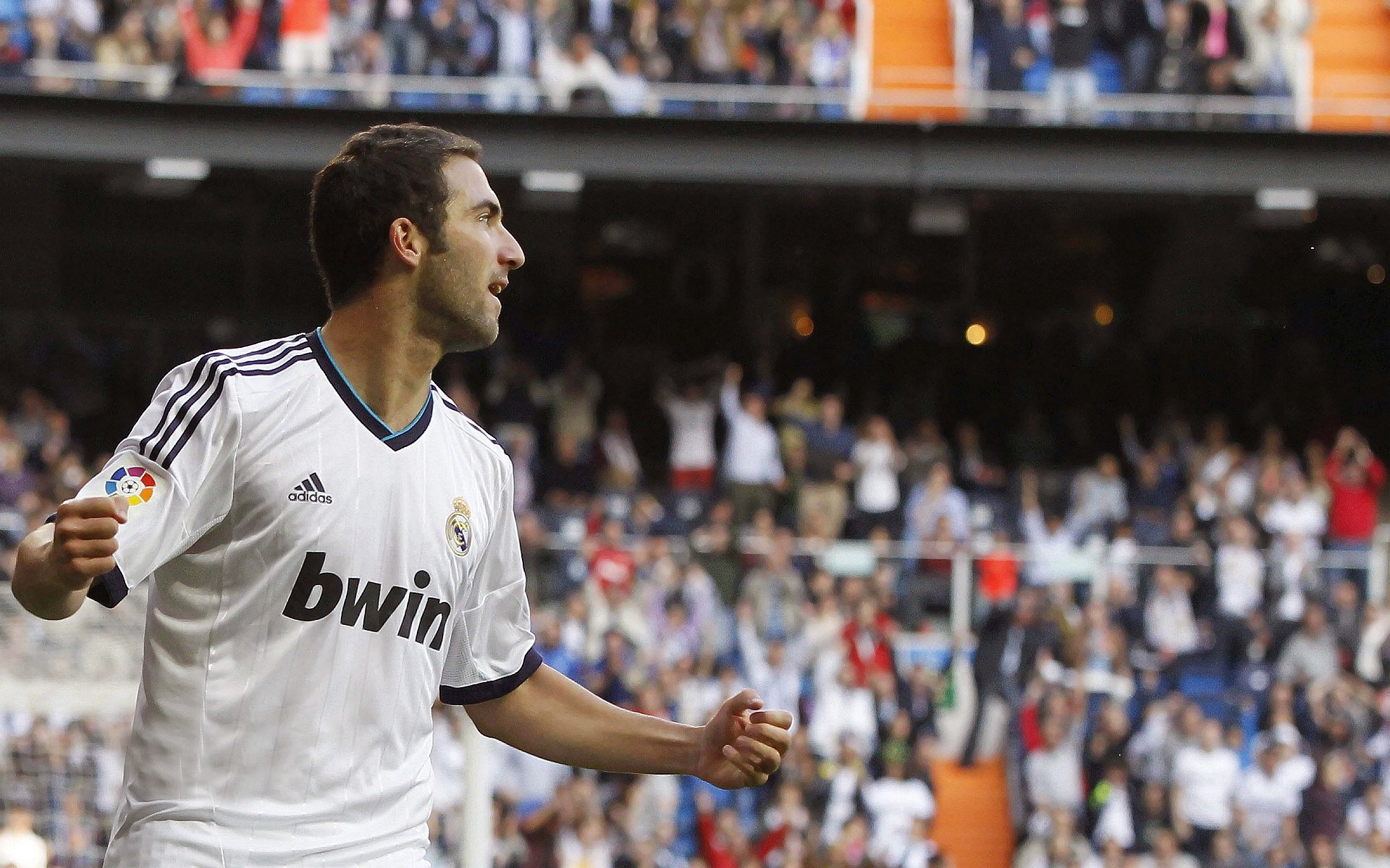 “安赫尔·巴尔博萨的快节奏进攻与精湛技巧，帮助美洲狮队领先对手”